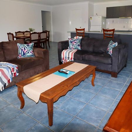 Blk Stays Guest House Deluxe Units Morayfield Szoba fotó